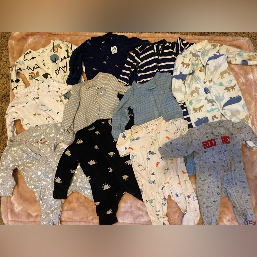 SOLD🚨 11 Newborn size sleepers.